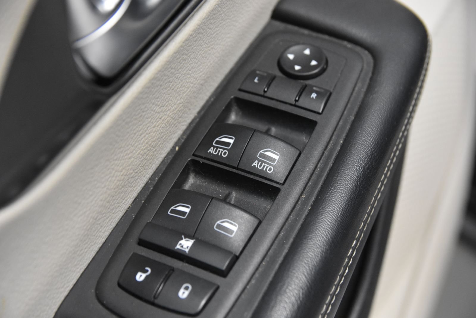 Used 2023 Chrysler Pacifica Touring-L FWD image 13