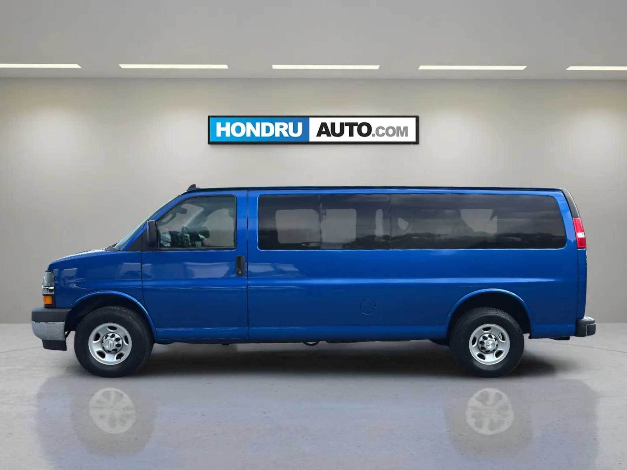 Used 2019 Chevrolet Express 3500 LS w/ Chrome Appearance Package RWD image 5