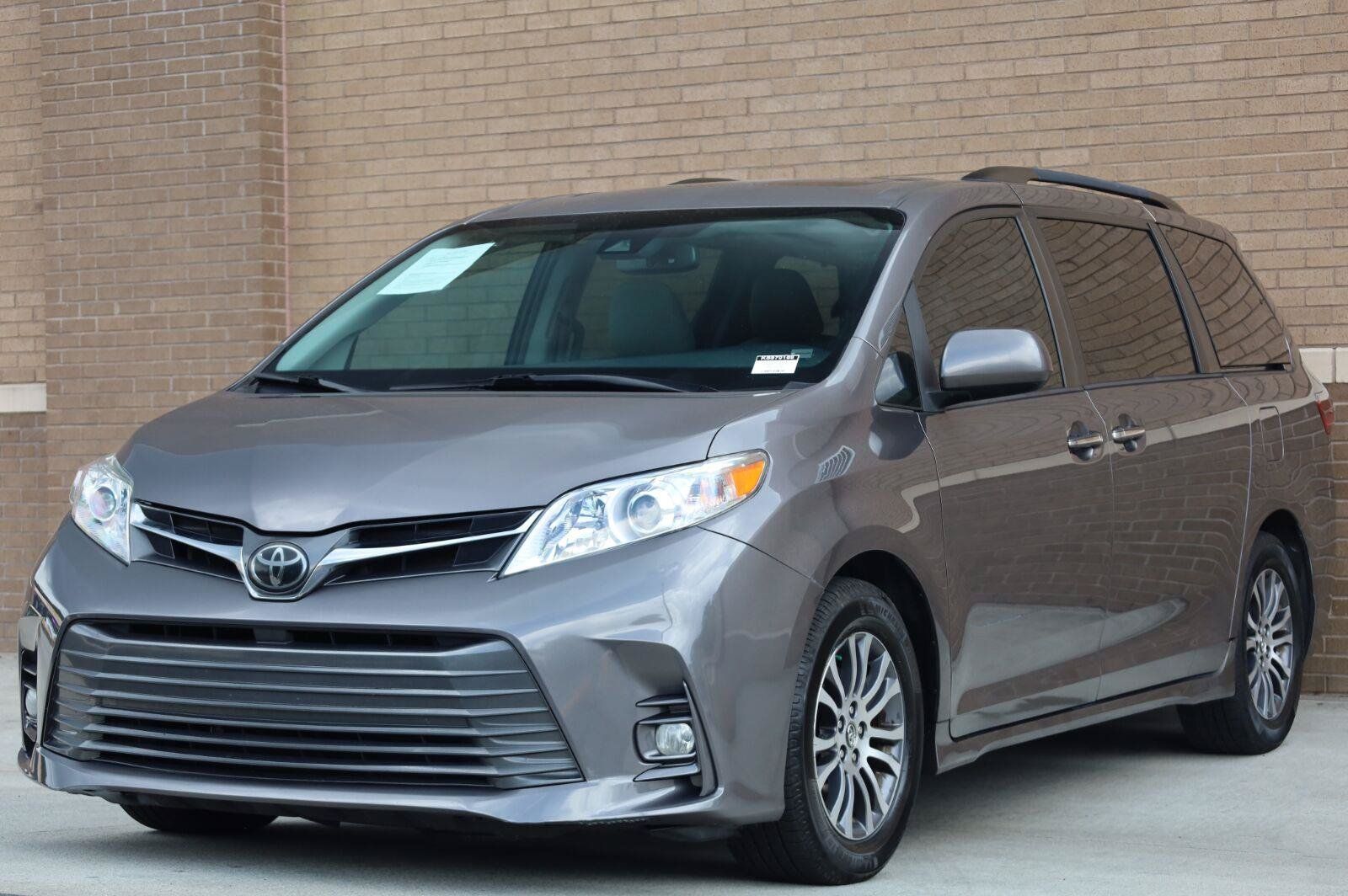 Used 2019 Toyota Sienna XLE Premium FWD image 4
