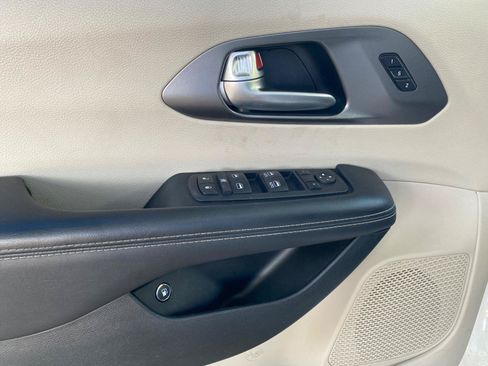 Used 2024 Chrysler Pacifica Limited FWD image 14