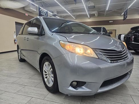 Used 2014 Toyota Sienna XLE FWD image 4