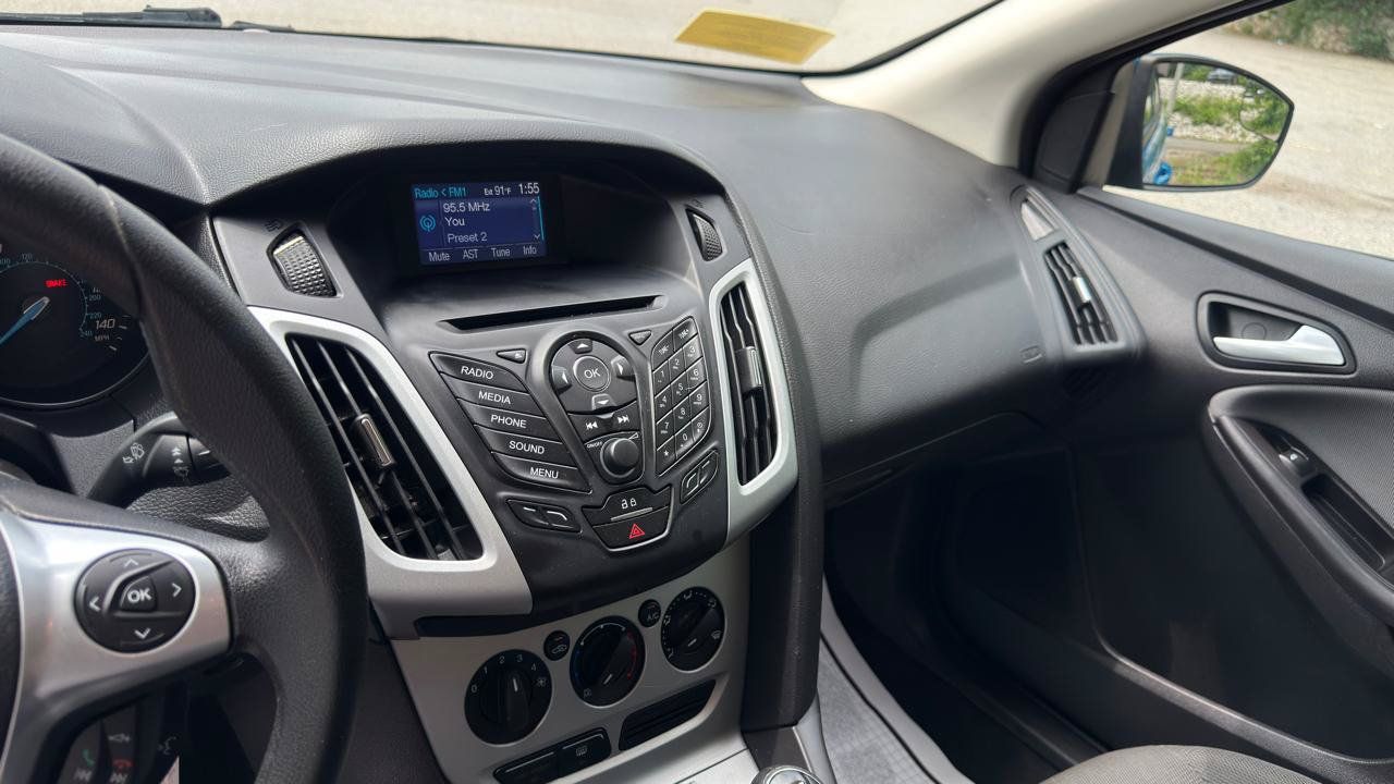 Used 2013 Ford Focus SE w/ SE Winter Pkg FWD image 23