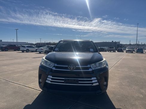 Used 2018 Toyota Highlander XLE image 3