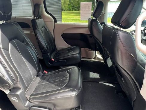 Used 2022 Chrysler Pacifica Touring-L FWD image 12