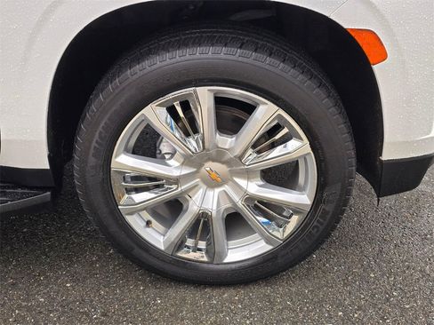 Used 2022 Chevrolet Suburban High Country image 9