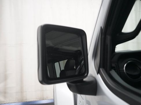 Used 2022 Jeep Wrangler Unlimited Sahara image 24