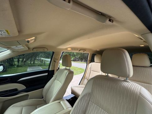 Used 2015 Toyota Highlander Plus FWD image 28