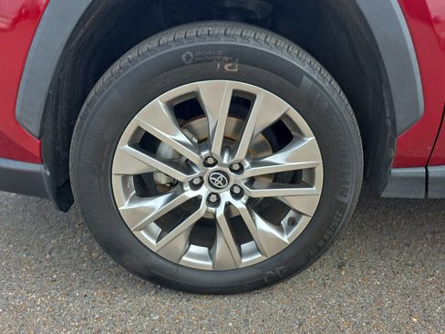 Used 2021 Toyota RAV4 XLE Premium AWD/4WD image 9