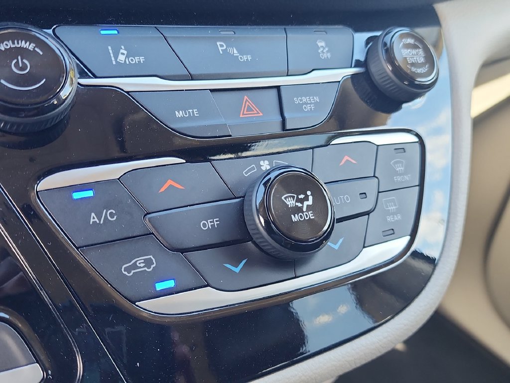 Used 2024 Chrysler Pacifica Limited FWD image 19