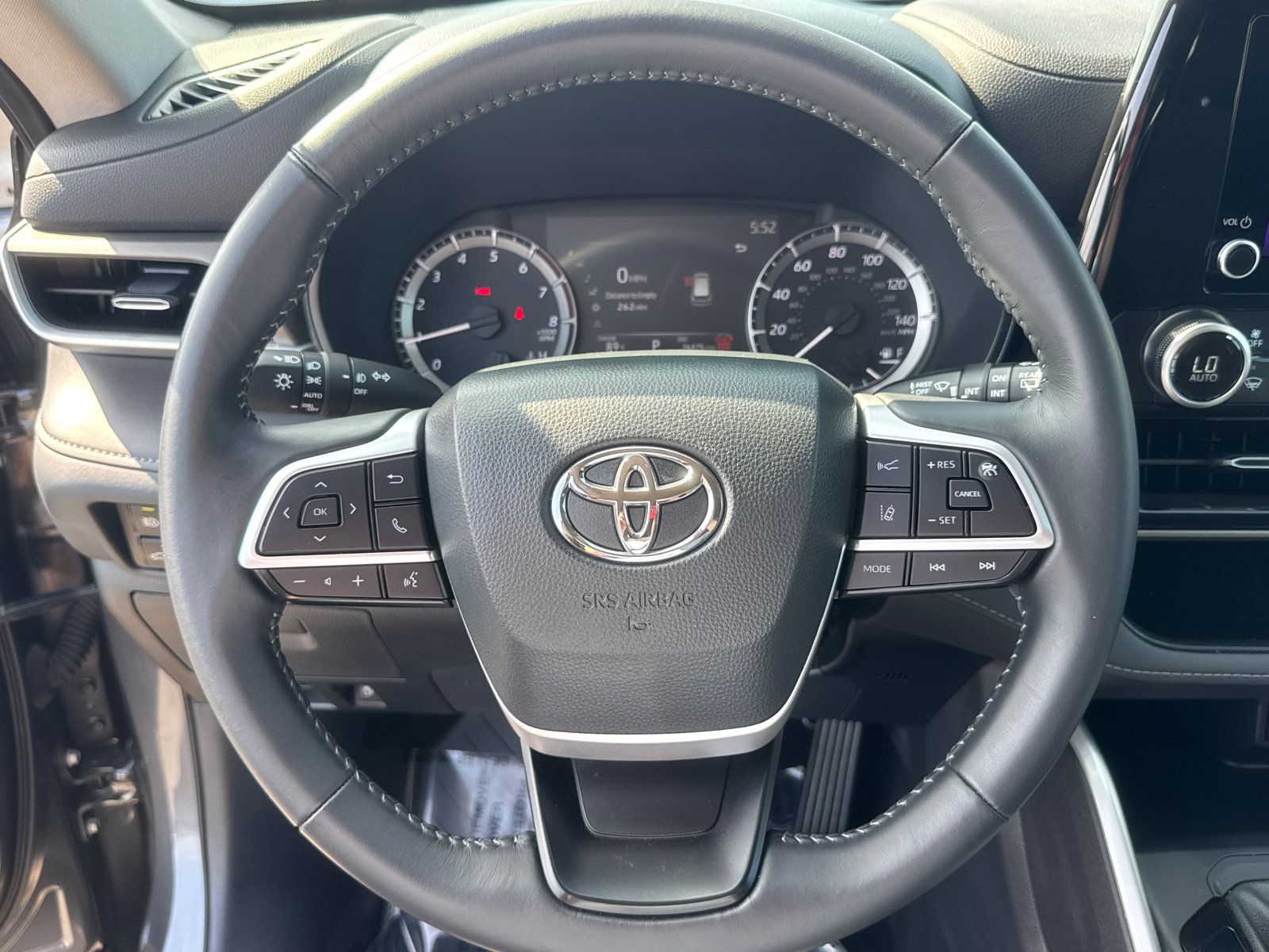 Used 2025 Toyota Highlander LE FWD image 15