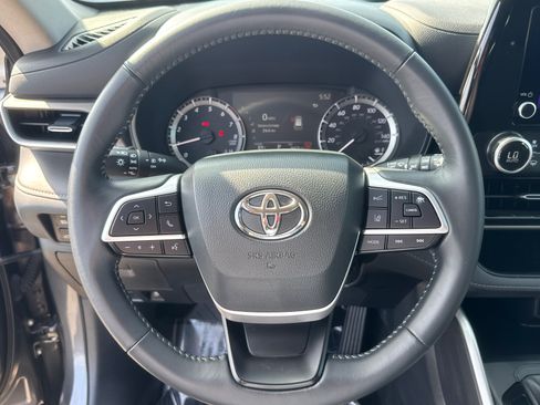 Used 2025 Toyota Highlander LE FWD image 15