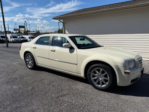 Used 2009 Chrysler 300 Touring RWD image 2
