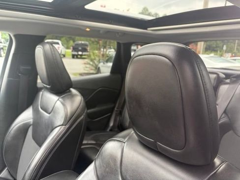 Used 2019 Jeep Cherokee Latitude Plus w/ Comfort/Convenience Group AWD/4WD image 5