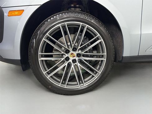 Certified 2026 Porsche Macan AWD/4WD image 11