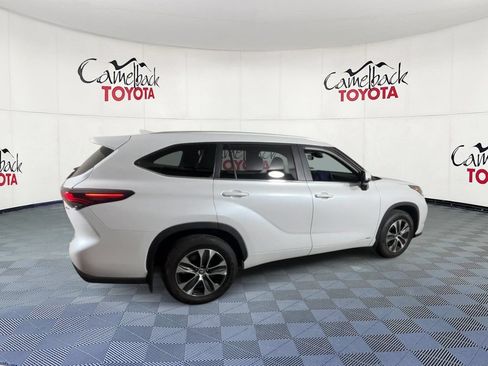 Used 2026 Toyota Highlander XLE AWD/4WD image 3