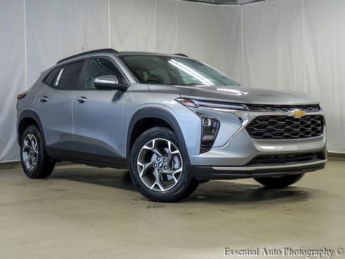 Used 2025 Chevrolet Trax LT w/ LT Convenience Package FWD image 2