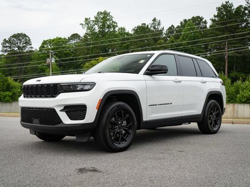 Used 2025 Jeep Grand Cherokee Altitude AWD/4WD image 3