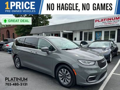 Used 2022 Chrysler Pacifica Touring-L w/ Uconnect Theater Family Group