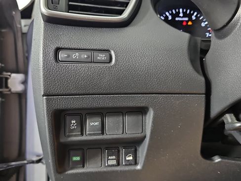 Used 2016 Nissan Rogue SV AWD/4WD image 24