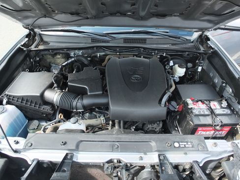 Used 2019 Toyota Tacoma SR5 RWD image 10