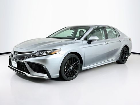 Used 2024 Toyota Camry XSE FWD image 3