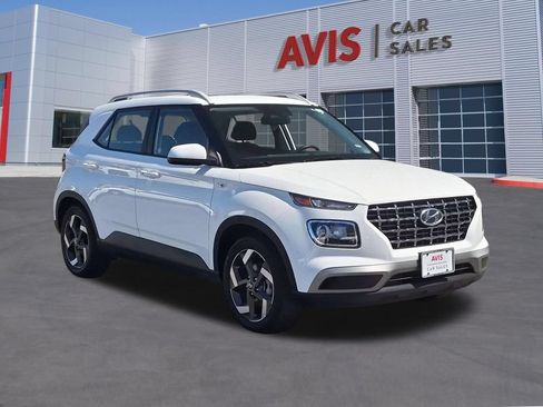 Used 2025 Hyundai Venue SEL FWD image 3