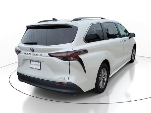 Used 2024 Toyota Sienna XLE FWD image 6