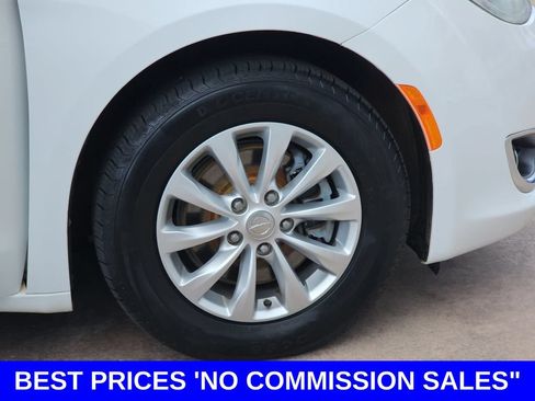 Used 2018 Chrysler Pacifica Touring-L FWD image 39