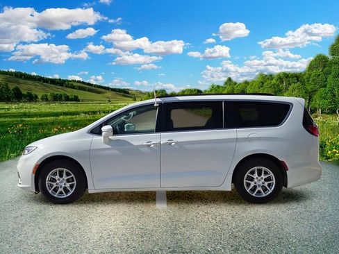 Certified 2022 Chrysler Pacifica Touring-L FWD image 3