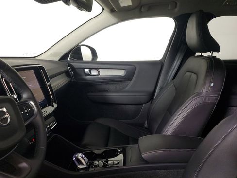 Certified 2025 Volvo XC40 B5 Plus image 23
