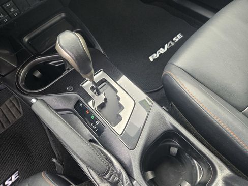 Used 2017 Toyota RAV4 SE image 17