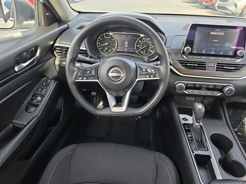Used 2024 Nissan Altima 2.5 SV FWD image 8
