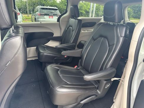 Used 2023 Chrysler Pacifica Touring-L FWD image 22