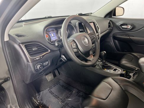 Used 2022 Jeep Cherokee Trailhawk image 9