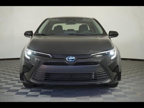 Used 2024 Toyota Corolla LE image 2