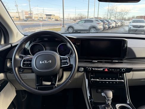 Used 2024 Kia Carnival EX image 11