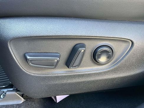 Used 2023 Toyota Highlander Limited image 9