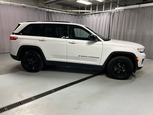 Used 2024 Jeep Grand Cherokee Altitude image 8
