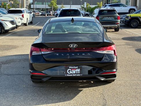 Used 2023 Hyundai Elantra SE FWD image 7