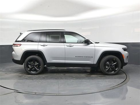 New 2025 Jeep Grand Cherokee Altitude image 2