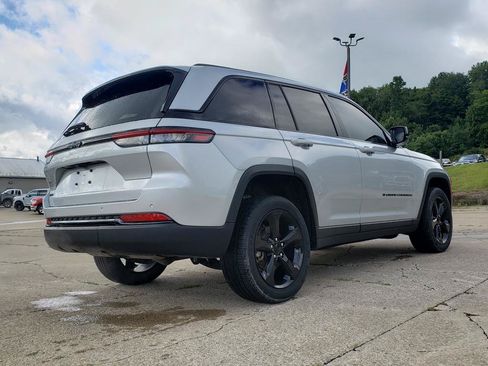 Used 2023 Jeep Grand Cherokee Altitude AWD/4WD image 3