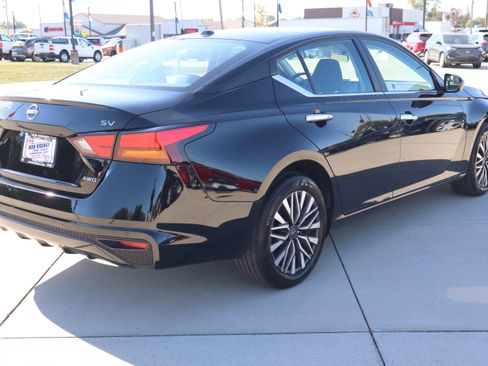 Used 2024 Nissan Altima 2.5 SV image 5