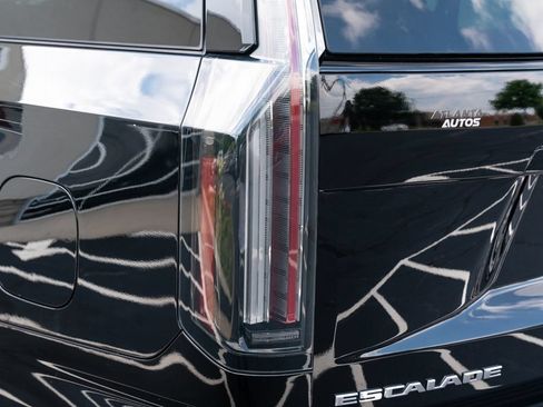 Used 2025 Cadillac Escalade ESV V AWD/4WD image 19