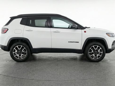 Used 2025 Jeep Compass Trailhawk AWD/4WD image 11