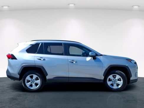 Used 2019 Toyota RAV4 XLE AWD/4WD image 5