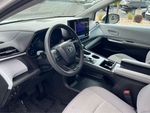 Used 2025 Toyota Sienna LE FWD image 27