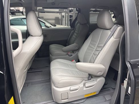 Used 2011 Toyota Sienna XLE w/ Premium Pkg AWD/4WD image 21