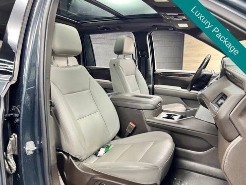 Used 2022 Chevrolet Suburban LT w/ LT Signature Package AWD/4WD image 8