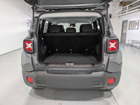 Used 2018 Jeep Renegade Latitude AWD/4WD image 39