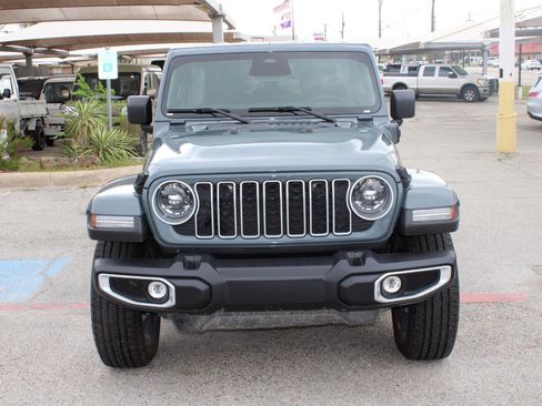 Used 2025 Jeep Wrangler Sahara image 6